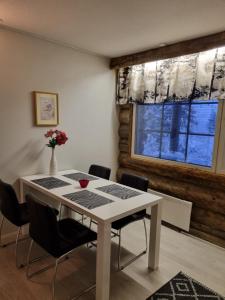 索特Polaris Homes Huippu的餐桌、椅子和窗户