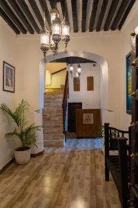 NgamboAurelia Zanzibar的一间带楼梯和吊灯的客厅