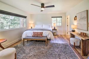 米苏拉Renovated Riverfront Missoula Home with Deck!的一间卧室配有一张床和吊扇