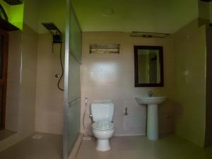 NgamboAurelia Zanzibar的一间带卫生间和水槽的浴室