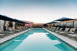 帕罗奥多硅谷东帕洛阿尔托四季酒店的一个带躺椅和椅子的游泳池