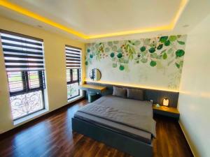 海防Hương Cảng Homestay的一间设有床铺的卧室,位于带窗户的房间内