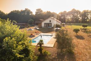 圣茹尔德马朗讷Le Ranch Kabahina Golf的享有带游泳池的房屋的空中景致