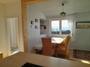 GreithMinihaus in den Bergen/ Small mountain house的一间带桌椅和窗户的用餐室