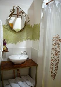 麦德林Refugio del Jaguar的一间带水槽和镜子的浴室