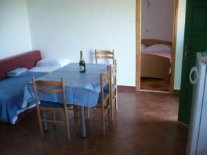 穆尔维察Robinson home for 3-4 Pers in Murvica 18-1的餐桌和一瓶葡萄酒