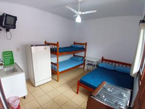 特拉曼达伊Pousada Tuiuti的厨房配有两张双层床和冰箱。