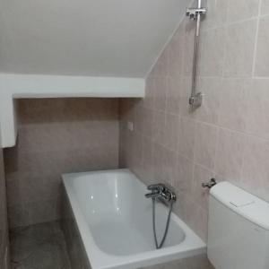 蒙蒂尼奥索La Finestra Verde的浴室配有白色浴缸和卫生间。
