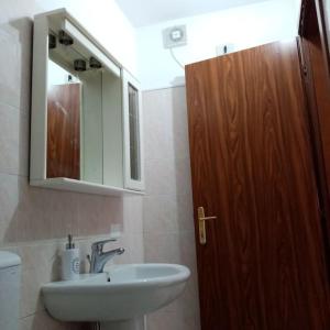 蒙蒂尼奥索La Finestra Verde的一间带水槽、镜子和卫生间的浴室