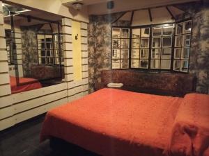 梅洛HOTEL PARQUE en Merlo- Buenos Aires的一间在房间内配有红色床的卧室