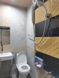 Bang KapiHive的一间带卫生间和淋浴的浴室