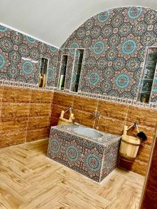 TagadirtJnane Nina的一间带水槽和瓷砖墙的浴室