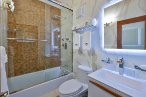 Tortola IslandMount Healthy Villas 6- bedrooms with spa & pool的浴室配有卫生间、淋浴和盥洗盆。