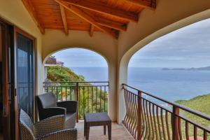 Tortola IslandMount Healthy Villas 6- bedrooms with spa & pool的阳台配有椅子,享有海景。