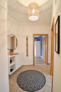 埃森BOHO APARTMENT: NETFLIX + BALCONY + BATHTUB的走廊上设有镜子和地毯