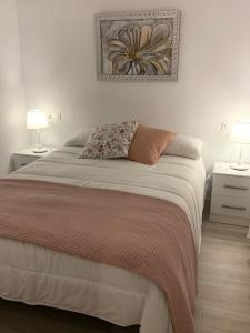 SeiraLa Casa de la Colonia的一间卧室配有一张带2个床头柜的大床