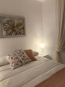 SeiraLa Casa de la Colonia的一间卧室配有一张带枕头的床