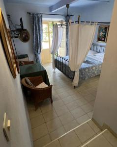 伊维萨镇拉本塔纳酒店的一间卧室,卧室内配有一张床和一把椅子