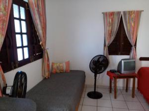 卡诺格布拉达Residência Pancho Villa的客房设有沙发、电视和窗户。