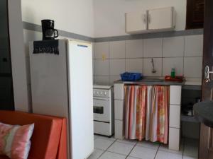 卡诺格布拉达Residência Pancho Villa的厨房配有白色冰箱和炉灶。