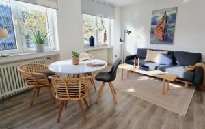 埃森BOHO APARTMENT: NETFLIX + BALCONY + BATHTUB的客厅配有桌子和沙发