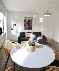 埃森BOHO APARTMENT: NETFLIX + BALCONY + BATHTUB的客厅配有白色桌子和沙发
