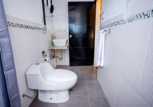 库斯科Hotel Kuska Home的浴室配有白色卫生间和淋浴。