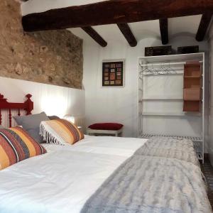 VimbodíCal Passió的一间卧室配有两张床和红色椅子