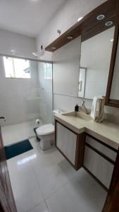佩尼亚Pousada Miguel Penha Sc的一间带水槽、卫生间和镜子的浴室