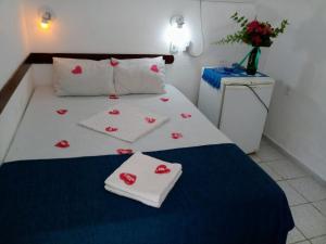 卡诺格布拉达Residência Pancho Villa的一间卧室,配有一张红色的床