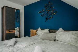 RechnitzKellerstöckl Rosalie的一间卧室配有一张蓝色墙壁的床