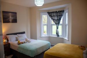 北安普敦Royale Green View House- free parking, Wifi, Perfect for Contractors and Holiday的一间卧室设有两张床和窗户。