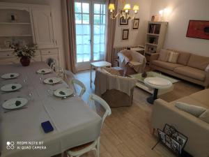 赛尼翁Villa Les Carlets的客厅配有桌子和沙发