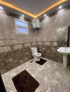 赫尔格达Villa Sky的一间带卫生间和水槽的浴室