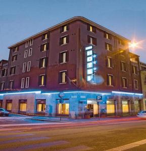 米兰皮克洛酒店的街道上一座带灯的大砖砌建筑