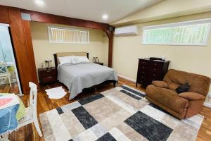 洛思加图斯Mountain Lodge Estate的一间卧室配有一张床、一张沙发和一把椅子