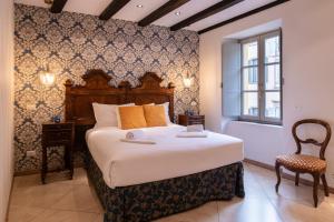 贝加莫Da Pardis的一间卧室设有一张大床和一个窗户。