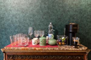 贝加莫Da Pardis的一张桌子、眼镜和咖啡壶