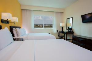 坎佩切Gamma Campeche Malecon的酒店客房设有两张床和窗户。
