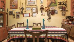 利马贝拉加家庭旅馆的墙上的餐桌和马