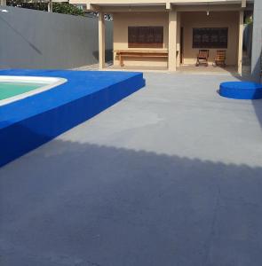 马卡帕L & C - Casa por Temporada的一个带蓝色小道和长凳的庭院