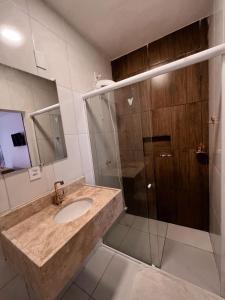 杰里科科拉Vila Moana Jeri的一间带水槽和淋浴的浴室