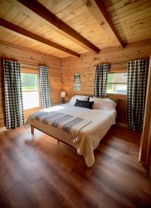 BartonCabin close to Lake Willoughby and ski areas的小木屋内一间卧室,配有一张床