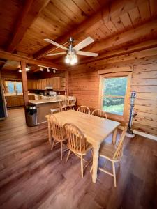 BartonCabin close to Lake Willoughby and ski areas的小屋内带桌椅的用餐室