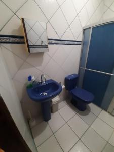 马卡帕L & C - Casa por Temporada的浴室配有蓝色水槽和卫生间。