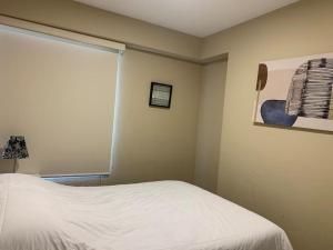 利马MLA apartments - Kennedy的卧室配有白色的床和窗户。