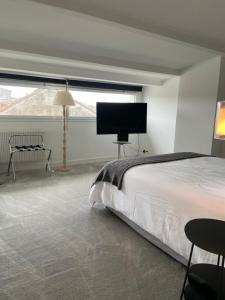 波尔多La Villa Bocage的一间卧室配有一张床和一台平面电视