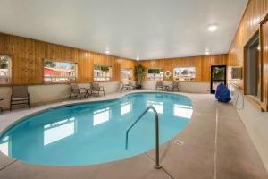 麦克明维尔Best Western McMinnville Inn的木质墙壁客房的大型游泳池