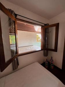 杰里科科拉Vila Moana Jeri的卧室设有窗户和一张床