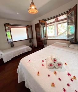 杰里科科拉Vila Moana Jeri的一间卧室配有两张带鲜花的床单